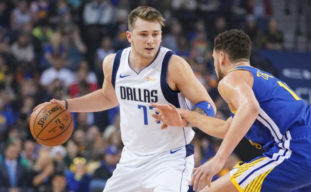 Luka Dončić je z noro trojko navdušil tudi strokovno javnost. FOTO: Kyle Terada/Reuters