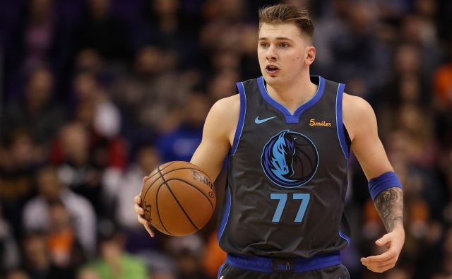 Luka Dončić je po doseženih 18 točkah obsedel v zadnji minuti tretje četrtine. FOTO: Christian Petersen/AFP