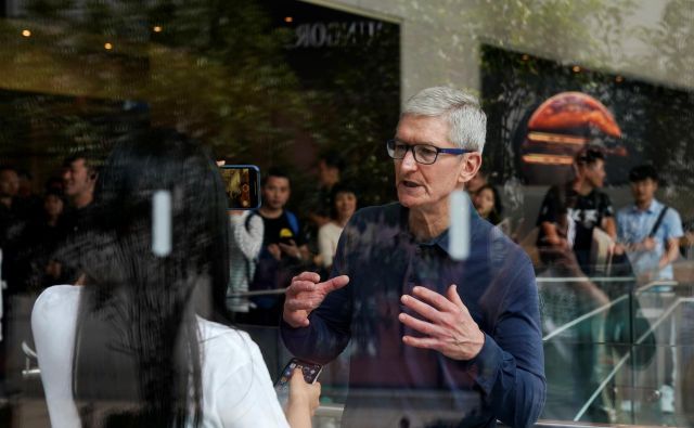 Applov izvršni direktor Tim Cook ni pričakoval takšne upočasitve prodaje na velikem kitajskem trgu. FOTO: Reuters