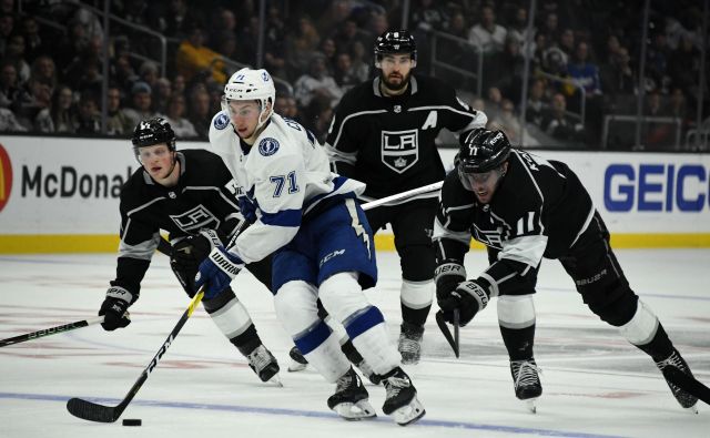 Anže Kopitar (na fotografiji desno) in kralji še vedno životarijo pri dnu elitne severnoameriške hokejske lige. FOTO: REUTERS