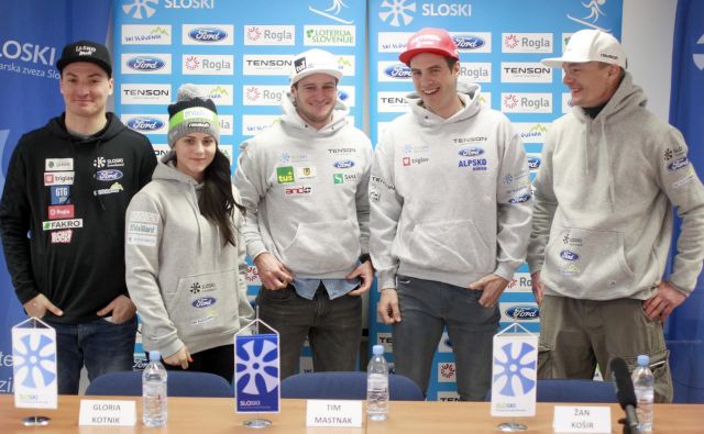 Rok Marguč, Gloria Kotnik, Tim Mastnak, Žan Košir in glavni trener Izidor Šušteršič so na fotografiji nasmejani, a njihovo delo je prepleteno z birokratskimi nevšečnostmi. FOTO: Roman Šipić/Delo