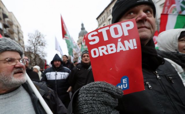 »Odstopite, odstopite!« je v soboto v središču Budimpešte madžarske oblasti pozivalo na tisoče protestnikov. Foto: AFP