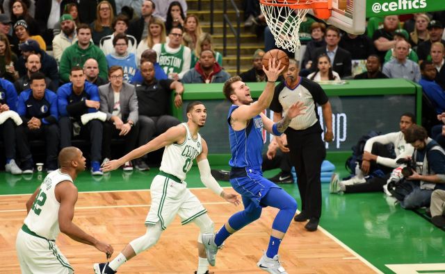 Z nekaj akcijami je Luka Dončić navdušil tudi zahtevne navijače v znameniti dvorani Garden v Bostonu. FOTO: Reuters