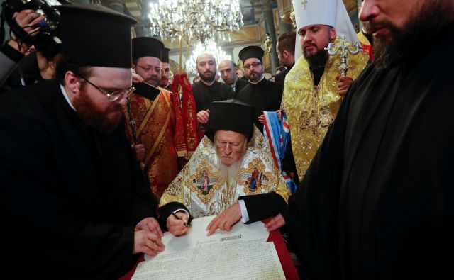 Patriarh Bartolomej je listino, ki jo imajo Ukrajinci za zgodovinsko, podpisal v istanbulski cerkvi sv. Jurija. FOTO: Murad Sezer/Reuters