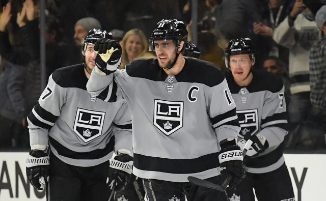 Anže Kopitar (na sredini) se je takole veselil svojega jubilejnega 300. gola v NHL. FOTO: AFP