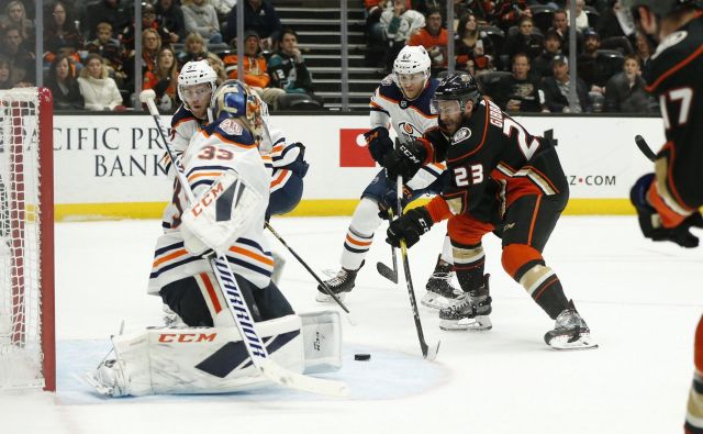 Cam Talbot je zaustavil tudi ta poskus Briana Gibbonsa. FOTO: Katharine Lotze/AFP