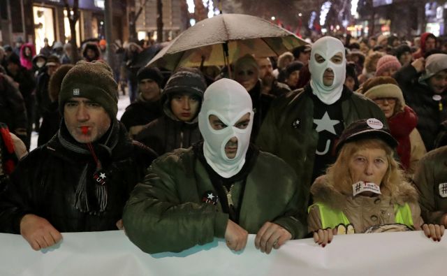 Široke ljudske množice obožujejo avtoritarne politike, ki svoj uspeh gradijo na demagogiji. FOTO: Marko Djurica/Reuters