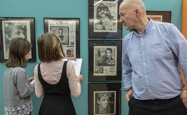 Razstava <em>Časopis, prvi odtis zgodovine</em> bo v Cankarjevem domu na ogled do konca marca. Aprila se bo del razstave, povezan z zgodovino časnika <em>Delo</em>, preselil v Delovo stolpnico na Dunajski 5. Na fotografiji idejni vodja in kustos Ali Žerdin. Foto Voranc Vogel