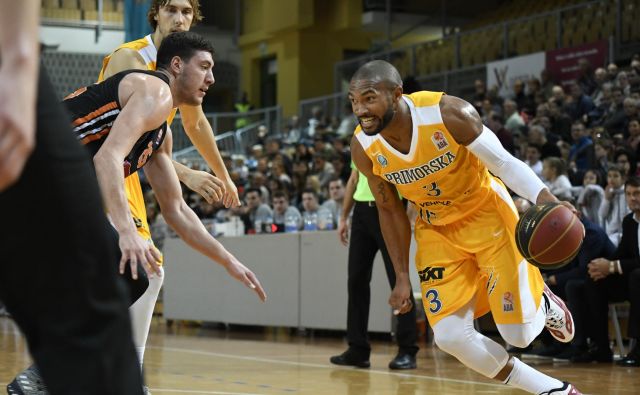 Lance Harris (z žogo) in Ivan Marinković (levo) sta potopila Novomeščane. FOTO: ABA