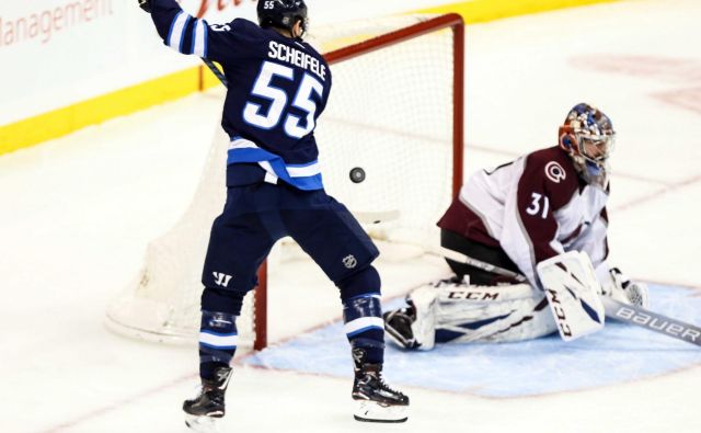 Med strelce se je, 23. v sezoni, vpisal tudi Mark Scheifele. FOTO: Terrence Lee/Reuters