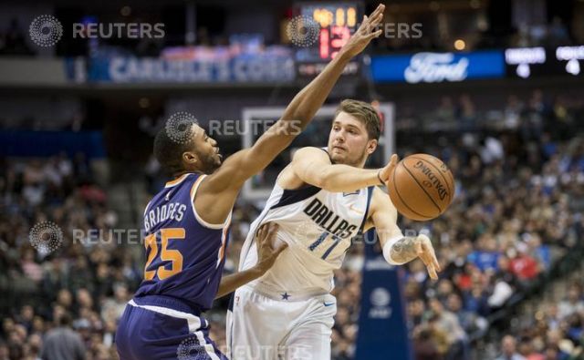 Luka Dončić je že v prvi četrtini prispeval 12 točk. FOTO: Jerome Miron/Reuters