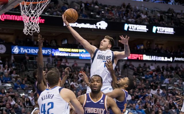 Luka Dončić (77) je za štiri točke zaostal za svojim rekordom v ligi NBA. FOTO: Reuters