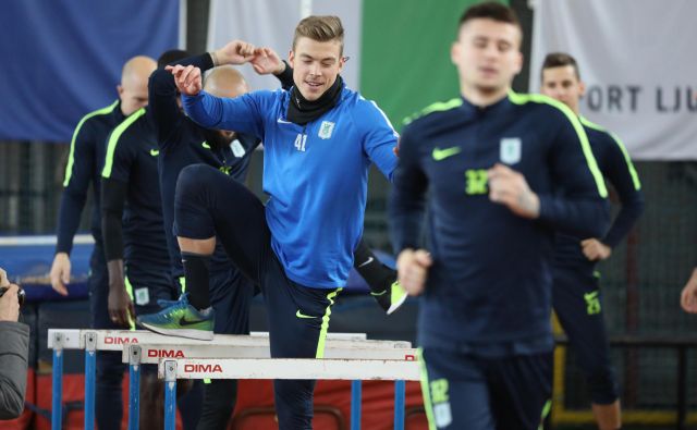 Nejc Vidmar (v sredini) je po slovesu Branka Ilića prevzel kapetanski trak, po odhodu Aljaža Ivačiča pa bo znova tudi prvi vratar. FOTO: Voranc Vogel/Delo