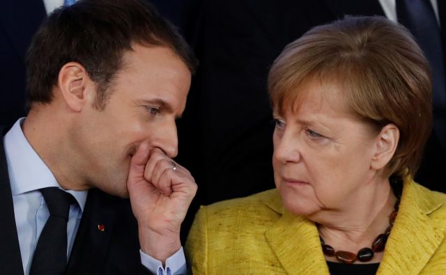 Emmanuel Macron in Angela Merkel bosta v Aachnu zakoličila nove skupne projekte pri obrambi, podnebnih spremembah in varnosti. FOTO: Reuters