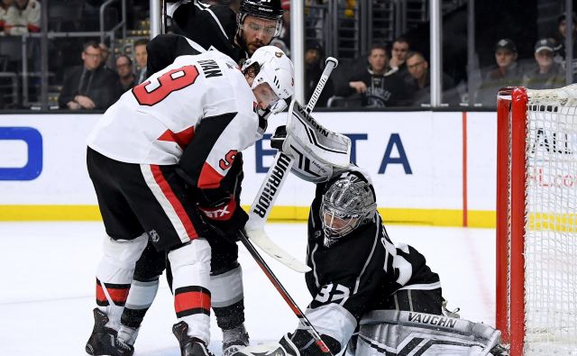 Jonathan Quick je moral štirikrat po plošček v svojo mrežo. FOTO: AFP 