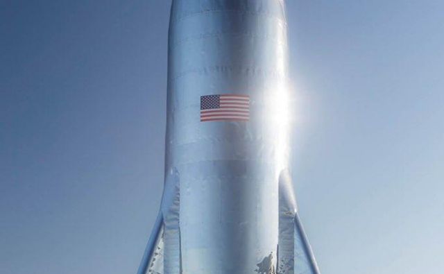 Testna Starship podjetja Spacex. Mnogi so navdušeni nad obliko, ki spominja na rakete iz starih znanstvenofantastičnih filmov.<br />
FOTO: Elon Musk/SpaceX