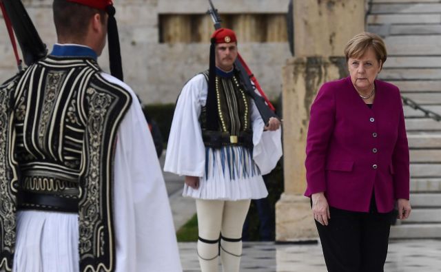 Kanclerka Angela Merkel se je v Atenah soočila tudi z grškimi očitki na račun nemške okupacije med drugo svetovno vojno. FOTO: AFP