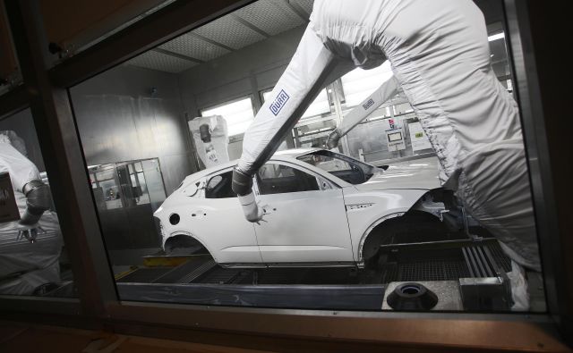 Vse je pripravljeno za začetek proizvodnje, tako je videti lakirnica od znotraj, robot je karoserijo jaguarja pobarval v treh minutah. Foto Tadej Regent