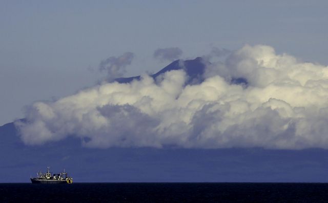 Oblaki deloma zakrivajo vulkansko pobočje otoka Kunašir, ki je del Južnih Kurilov. September 14, 2015. REUTERS/Thomas Peter/File Photo - S1BEUDXNXOAB Foto Thomas Peter Reuters