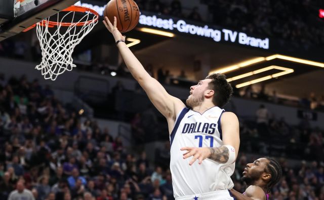 Luka Dončić je predvsem v zadnjih minutah spet dokazal svoj razkošen talent. FOTO: Brace Hemmelgarn/Reuters