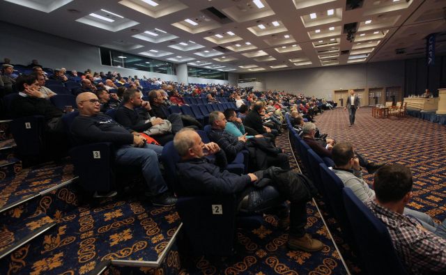 Dvodnevni strokovni seminar je pritegnil v Portorož približno 500 nogometnih trenerjev, ki so bili prvi dan bolj »pridni« študentje kot dan zatem. FOTO: Mavric Pivk/Delo