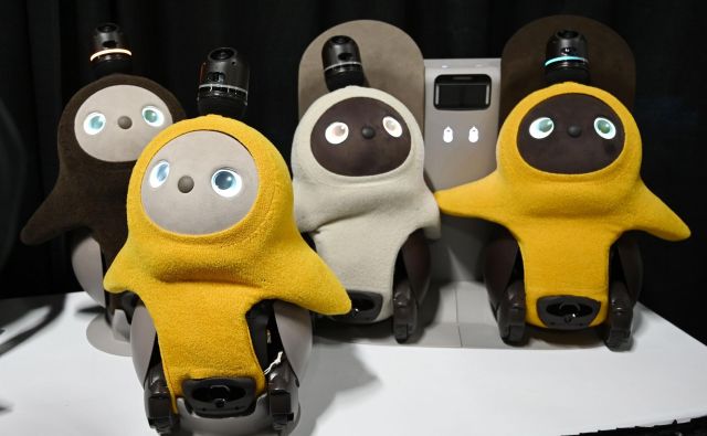Japonsko podjetje Groove X je predstavilo majhnega robota z imenom Lovot. FOTO: AFP