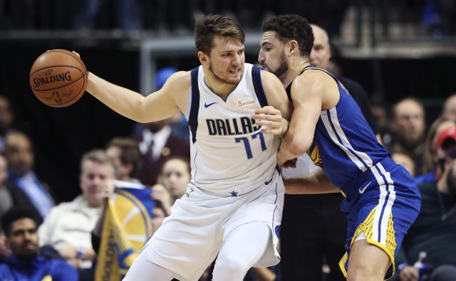 Luka Dončić se je še enkrat spopadel z Golden Statovim asom Klayem Thompsonom. FOTO: Reuters