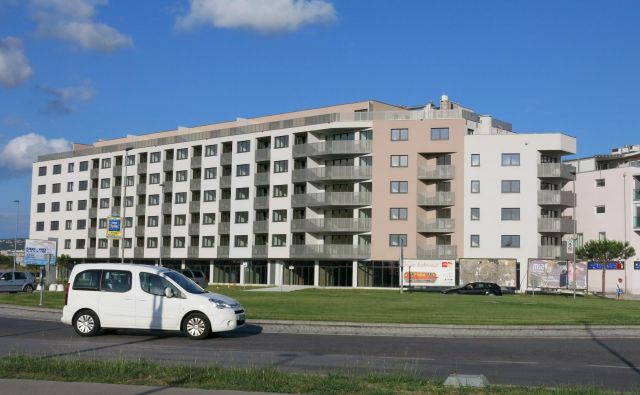 Stanovanja na Ferrarski cesti, nasproti koprskega sodišča, bo po pričakovanjih mogoče kupiti še pred poletjem. Foto Boris Šuligoj