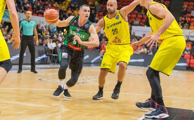 Jan Špan (z žogo) je v Belgiji prekosil Dušana Đorđevića (ob njem). FOTO: FIBA