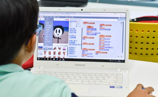 V okolju Scratch lahko otroci sami z zelo malo truda sestavijo animacijo in spotoma usvojijo prve programerske koncepte, predlaga Luka Fürst. FOTO: Shutterstock