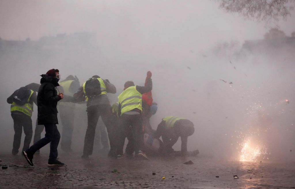 Macron poziva Francoze k javni razpravi