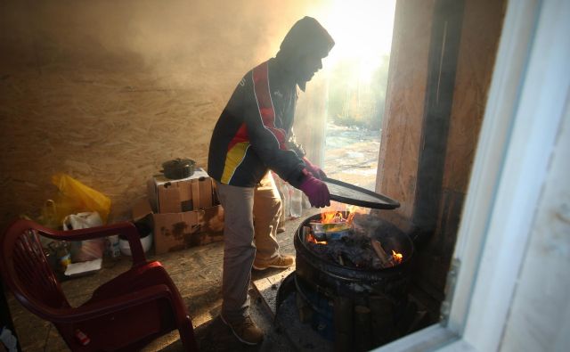 Eritrejec Haled Ali je v Bosni in Hercegovini že štiri mesece. V tem obdobju se je čez Hrvaško že trikrat poskusil prebiti do Slovenije. FOTO: Jure Eržen/Delo