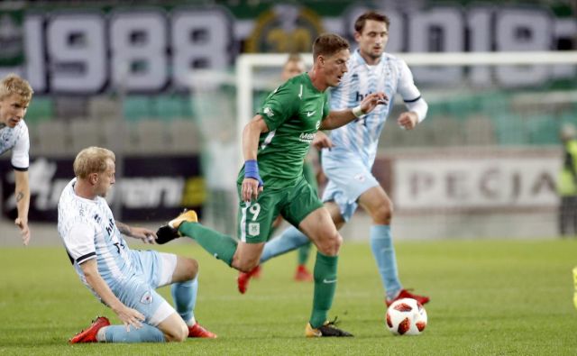 Po odlični jeseni in preporodu se Andreju Vombergarju (v sredini) na Dunaju odpirajo vrata nogometnega raja, medtem ko se Roku Kronavetru v Ljubljani zapirajo. FOTO: Roman Š�ipić/Delo