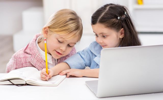 Otroci ob vstopu v šolo dobijo tablico, na začetku druge in tretje triade pa rabljen prenosni računalnik. FOTO: Shutterstock