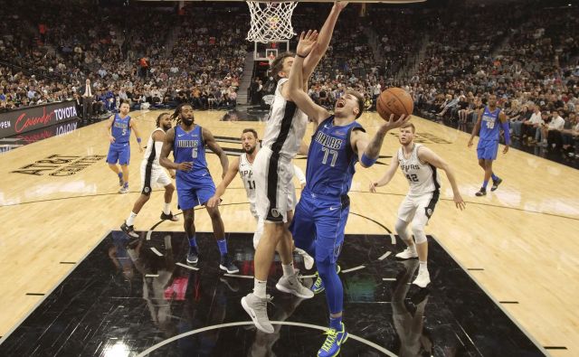 Luka Dončić v dvoboju s Paujem Gasolom, levo Marco Belinelli, desno Davis Bertans. FOTO: Reuters