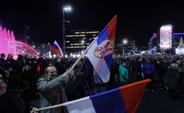 Privrženci srbskega predsednika Aleksandra Vučića na mitingu ob obisku ruskega predsednika Vladimirja Putina v Beogradu. FOTO: Jože Suhadolnik