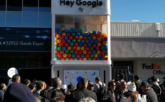 Google kot bi se trudil biti čim bolj cenen in infantilen, tako glede podobe kot vedenja. FOTO: Lucijan Zalokar