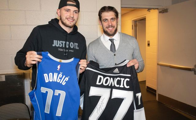 Po tekmi je Anže Kopitar dobil Dallasov dres Luke Dončića, sam pa je podaril dres Los Angeles Kings s številko 77 in Dončićevim imenom. FOTO: Twitter