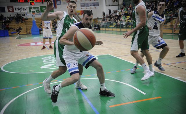 Nekdanji Olimpijin adut Sava Lešić je bil v finišu srečnejši od Marka Jošila (za njim). FOTO: ABA