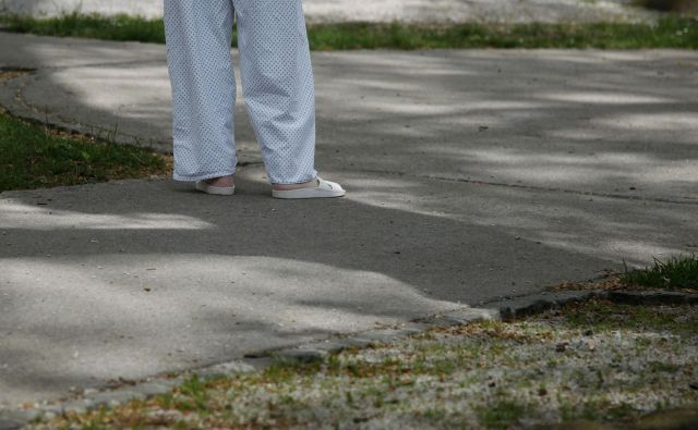 Bolezen mnoge potisne v siromaštvo in izoliranost. FOTO: Leon Vidic/Delo