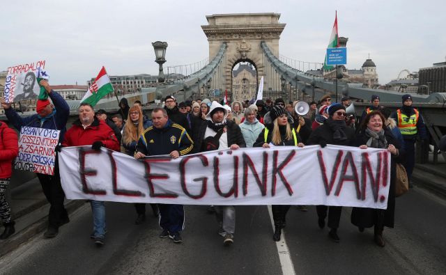 »Dovolj imamo!« je sporočilo, ki ga protestniki z ulic pošiljajo Viktorju Orbanu in stranki Fidesz. FOTO: Ferenc Isza/AFP