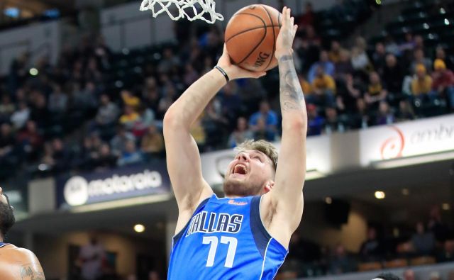 Luka Dončić sinoči ni bil pri metu. FOTO: Andy Lyons/AFP