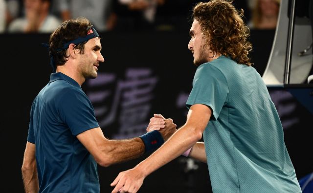 Komaj 20-letni Grk iz Aten Stefanos Tsitsipas je po treh urah in 50 minutah strl odpor svojega velikega vzornika, od katerega se je učil tudi preko ”YouTube”.  FOTO: AFP