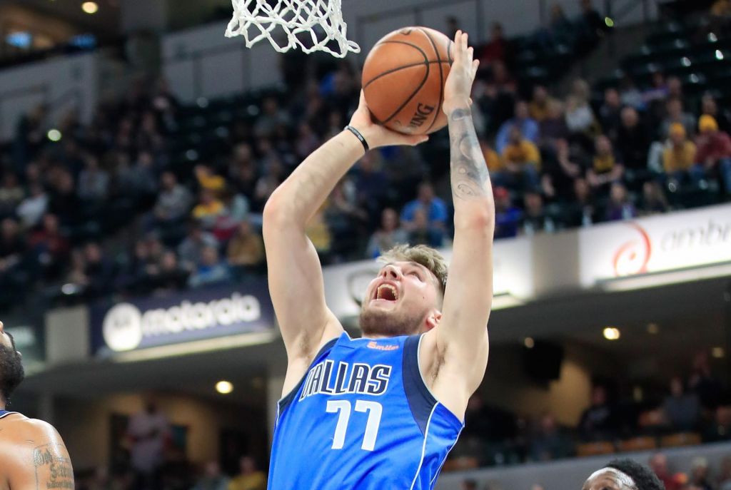 FOTO:Večer za pozabo: Luka Dončić po drugi tehnični napaki izključen (VIDEO)