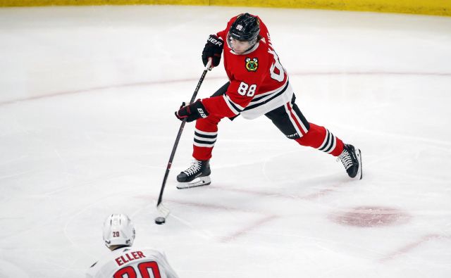 Patrick Kane je v enem dvoboju dosegel kar pet točk. FOTO: Kamil Krzaczynski/Reuters