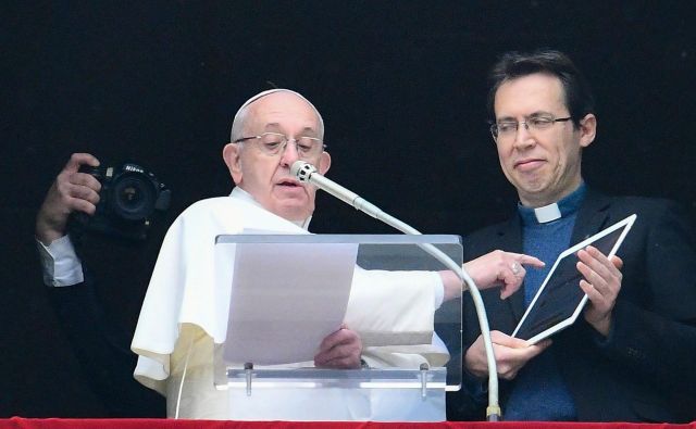 Papež Frančišek in pater Fornos, mednarodni direktor Apostolata molitve, vernikom na Trgu sv. Petra v Rimu na ipadu predstavljata aplikacijo za molitev <em>click to pray</em>. FOTO: AFP