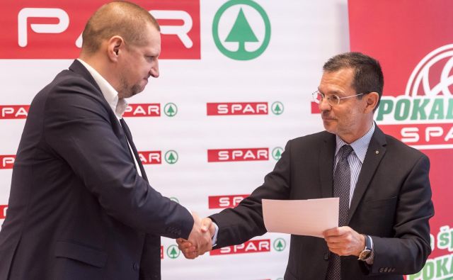 Generalni direktor Spara Igor Mervič (desno) je tudi predsedniku KZS Mateju Erjavcu povedal, kaj si misli. FOTO: Spar Slovenija