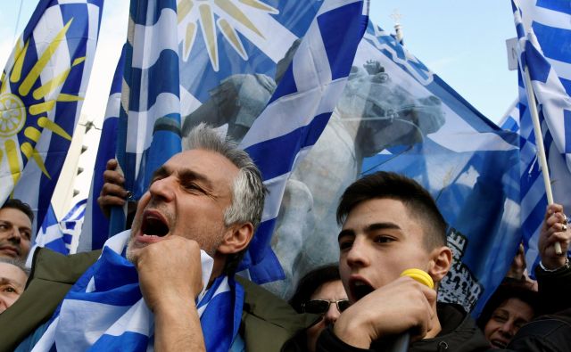 Na protestu proti dogovoru vlad Aleksisa Ciprasa v Atenah in Zorana Zaeva v Skopju se je v nedeljo zbralo več kot 100.000 ljudi. FOTO: Reuters