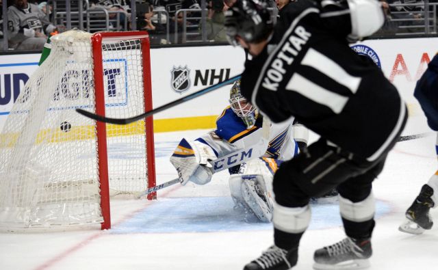 Takole je Anže Kopitar prišel do svojega 12. zadetka v sezoni. FOTO: Reuters