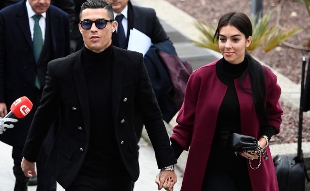Cristiano Ronaldo je na sodišče prišel z zaročenko. FOTO: AFP